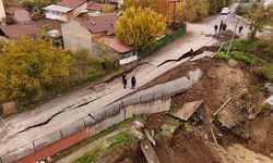 Okul inşaatının yanında çöken yol dronla görüntülendi
