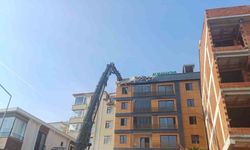 Ordu’da zemini kayan ve çatlaklar oluşan binada yıkım başladı