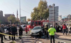 Otomobil ışıkta bekleyen yayaların arasına daldı: 5 yaralı