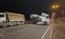 Rampa aşağı inen tır makasladı, onlarca kilo patates yola saçıldı