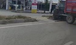 Refüjden yolun karşısına geçmek isteyen traktöre otomobil çarptı