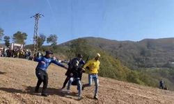 Renkli festivalde kısa süreli korku: Paraşütçü kayaya çarptı