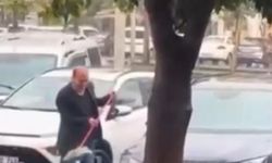 Sağanak yağmur altında arabasını yıkadı