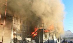 Sandalye üretim atölyesi alev alev yandı