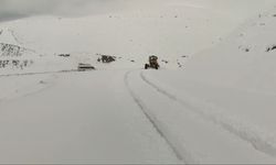 Siirt’te karda araçlar yolda mahsur kaldı