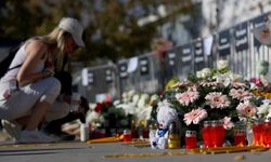 Sırbistan’da on binlerce protestocu, tren istasyonu faciasının yıldönümde Novi Sad’da bir araya geldi