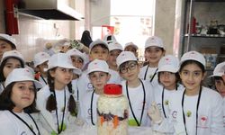 Sivas’ta minikler turşu kurup tarhana paketledi