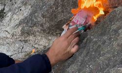 Suları çekilen Eğirdir Gölü’nde açığa çıkan kayalıkların arasından alevler yükseldi