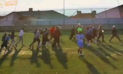 Taraftarlar sahaya girdi, maç tatil edildi