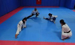 Tekvandocu babanın vakit geçirsinler diye salona götürdüğü 3 kızı milli tekvandocu oldu