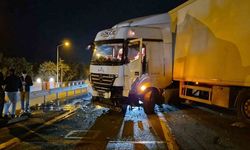 Tır bariyerlere çarptı, Tekirdağ-İstanbul yolu trafiğe kapandı