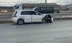 Tırın otomobili sıkıştırdığı kaza anı kamerada: 1 yaralı