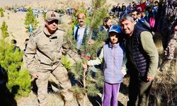 Tuğgeneral Öz, şehit yakınlarıyla fidan dikti