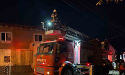 Uşak’ta 2 katlı evin çatısı yandı