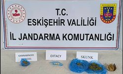 Yanlarında uyuşturucu bulunduran 2 şahsı şüpheli hareketleri ele verdi