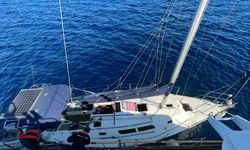 Yelkenli teknede 22 düzensiz göçmen ve bir göçmen kaçakçısı yakalandı