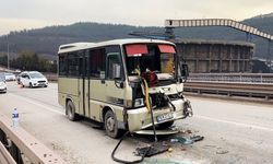 Yolcu minibüsü tır dorsesine çarptı