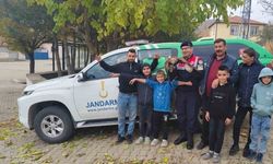 Yozgat’ta bulunan yaralı kızıl şahin çocukların ilgi odağı oldu