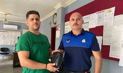 Zabıta ekiplerinin devriye atarken yerde buldukları çanta sahibine teslim edildi