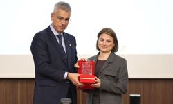 Rize ilk 3'e girdi, plaketi Sağlık Bakanı verdi