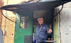 50 yıllık çay ocağında baba mesleğini sürdürüyor