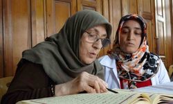 75 yaşındaki Fatma teyzenin Kur’an-ı Kerim öğrenme azmi