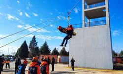 Adana'da nefes kesen deprem tatbikatı: Askıda kalan araçtakileri kurtardılar