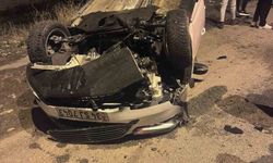 Ağrı’da kazada kaldırıma çarpan araç takla attı: 2 yaralı