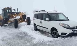 Aksaray'da yoğun kar yağışı nedeniyle yolda mahsur kalan araçlar kurtarılıyor