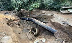 Alanya’da DSİ’ye ait sulama borusu patladı, park halindeki otomobil suyla birlikte portakal bahçesine sürüklendi