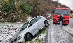 Alaplı'da otomobil yoldan çıktı