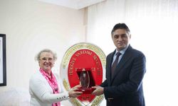 Aliağa Belediye Başkanı Serkan Acar’a desteklerinden dolayı plaket