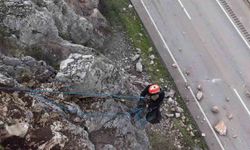 Amasya’da riskli kaya parçaları sökülerek yola düşürüldü, hummalı çalışma dronla görüntülendi