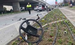 Ambulansa yol verme kazasında ortalık savaş alanına döndü, kaza anı güvenlik kamerasına yansıdı