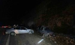 Antalya’da aynı yönde giden iki otomobil çarpıştı:4 yaralı