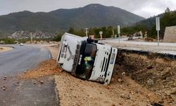 Antalya’da kamyon devrildi, sürücü yaralandı