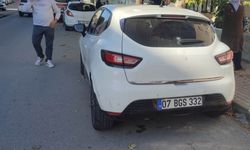 Antalya’da park halindeki otomobile çarpan motosikletli yaralandı