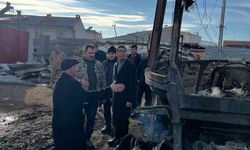 Ardahan'da korkutan yangın: Traktör, ot balyaları ve 10 ton tahıl küle döndü