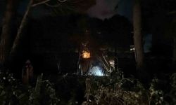 Arnavutköy Terkos'ta boşaltılan bungalov evler alev alev yandı