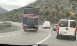 Artvin’de tır şoförünün virajda 5 aracı sollaması faciaya davetiye çıkardı