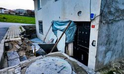 Avcılar'da faciadan kıl payı dönüldü: El frenini çekmeyi unutunca panelvan araç daireye daldı