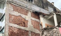 Balçova’da kentsel dönüşüm yıkımı: Komşu binada hasar oluştu