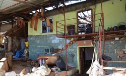 Başkan Tatık evleri yanan aileyi yalnız bırakmadı