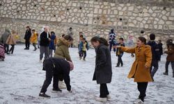 Bayburt’ta mevsimin ilk karı düştü: Öğrenciler bahçeye koştu