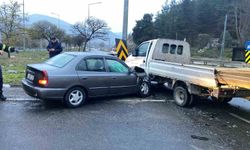 Bilecik'te otomobil ile kamyonet çarpıştı: 5 yaralı