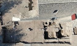 Bir asırdır toprak altında olan Diyarbakır surlarının 1.35 metresi gün yüzüne çıkartıldı