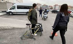 Bisikletin kilidini açamayınca tekerini söküp çaldılar