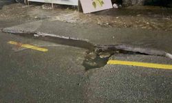 Bodrum’da ana su hattı patladı, yol çöktü