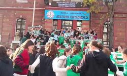 Bursa’da öğrenciler Bursaspor kıyafetleriyle okula geldi