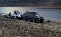 Çamura saplanan oto kurtarıcıyı pikap kurtardı